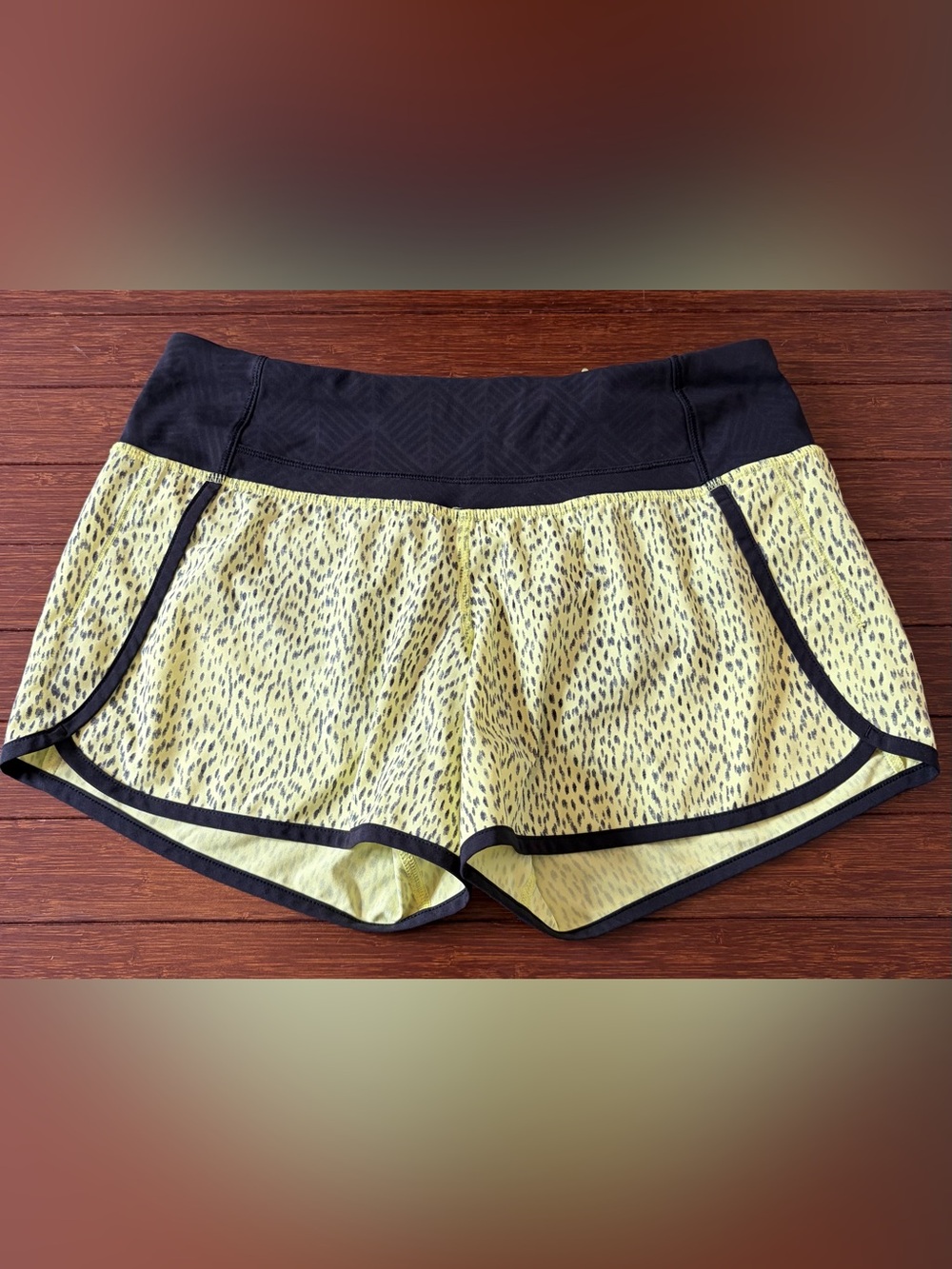 Lululemon Hotty Hot Short Dottie Dash Clarity Yellow Black / Black size 4 Small